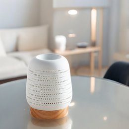 Calorya Quemador de Cera Perfumada n°16 - Quemador de Perfume Eléctrico para Fondant Perfumado - Elegante Lámpara de Perfume - Cerámica con Decoración Calada e Iluminación Ambiental