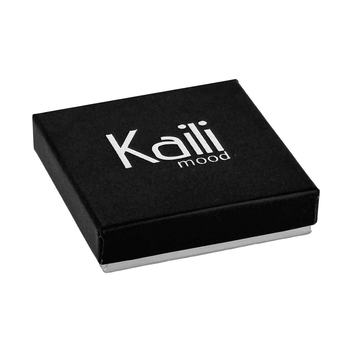 K0019AB | Kabeltrommel aus echtem Vollnarbenleder mit heller Narbung. Schwarze Farbe. Druckknopfverschluss. Maße geschlossen: 6x6x1 cm. Verpackung: Geschenkbox mit festem Boden/Deckel