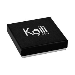 K0019AB | Enrollador de cable de piel auténtica de plena flor con flor clara. Color negro.Cierre con botones a presión. Dimensiones cerrado: 6x6x1 cm. Embalaje: Caja de regalo con tapa/fondo rígido