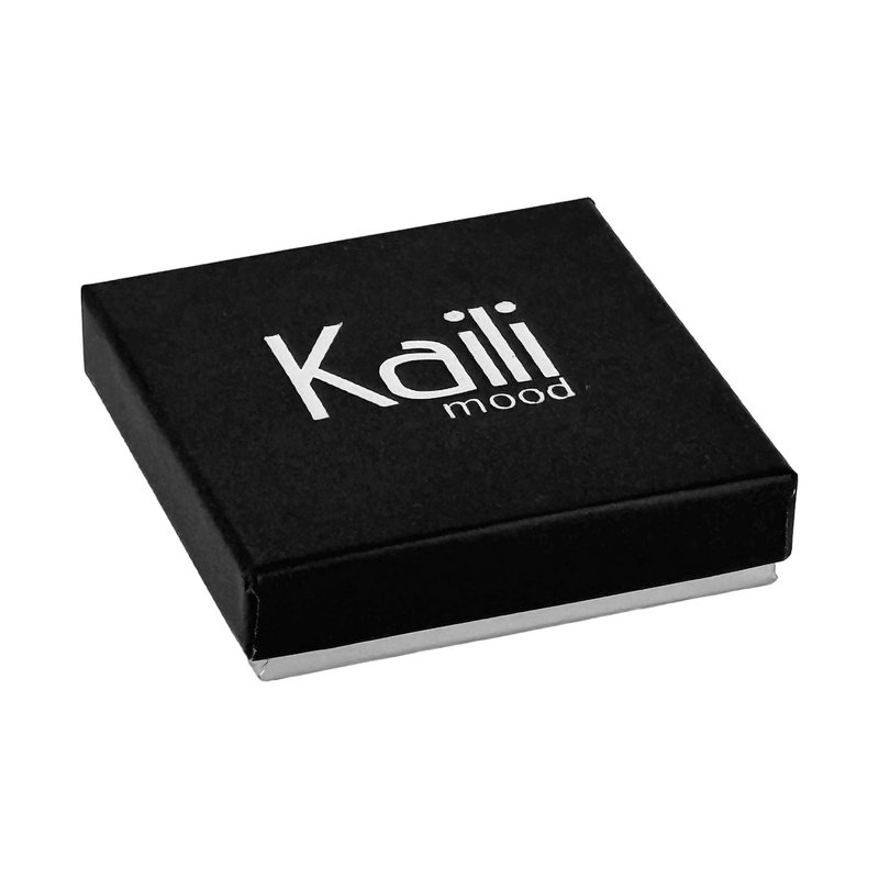 K0019AB | Enrollador de cable de piel auténtica de plena flor con flor clara. Color negro.Cierre con botones a presión. Dimensiones cerrado: 6x6x1 cm. Embalaje: Caja de regalo con tapa/fondo rígido