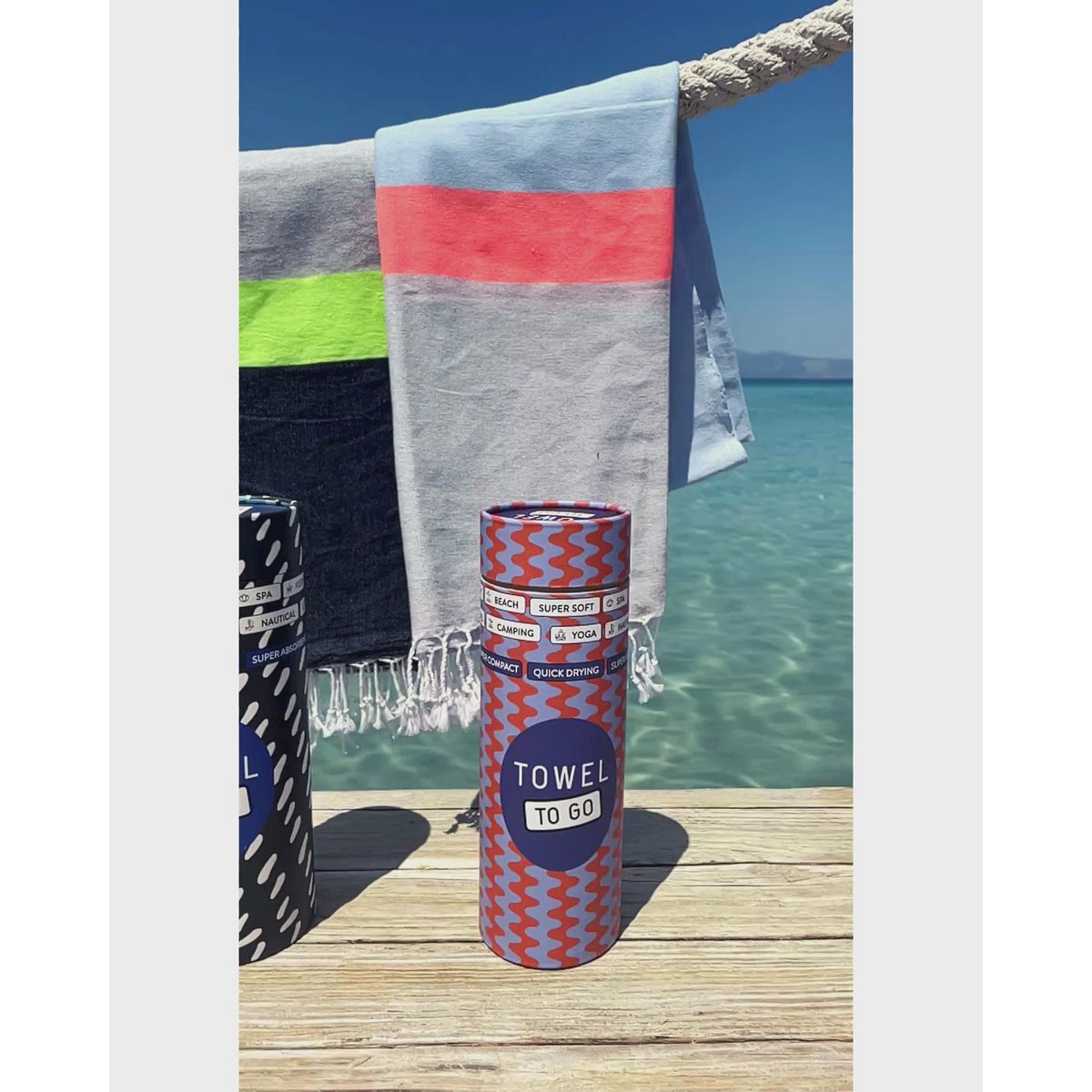TOWEL TO GO NEON Strandlaken van gerecycled katoen 180x100 cm | Lichtgewicht sneldrogend | Blauw / Grijs | met geschenkdoos