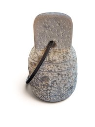 V.l24 Türstopper aus Stein mit Ring aus gealtertem Eisen