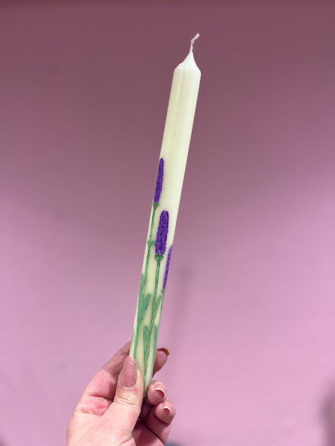 Handbemalte Tafelkerze Ecru | Lavendel
