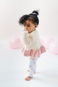 *Bestseller* Nachhaltig schicker Baby-Cardigan in Natur mit lila Rüschen | 100 % GOTS-zertifizierte Bio-Baumwolle