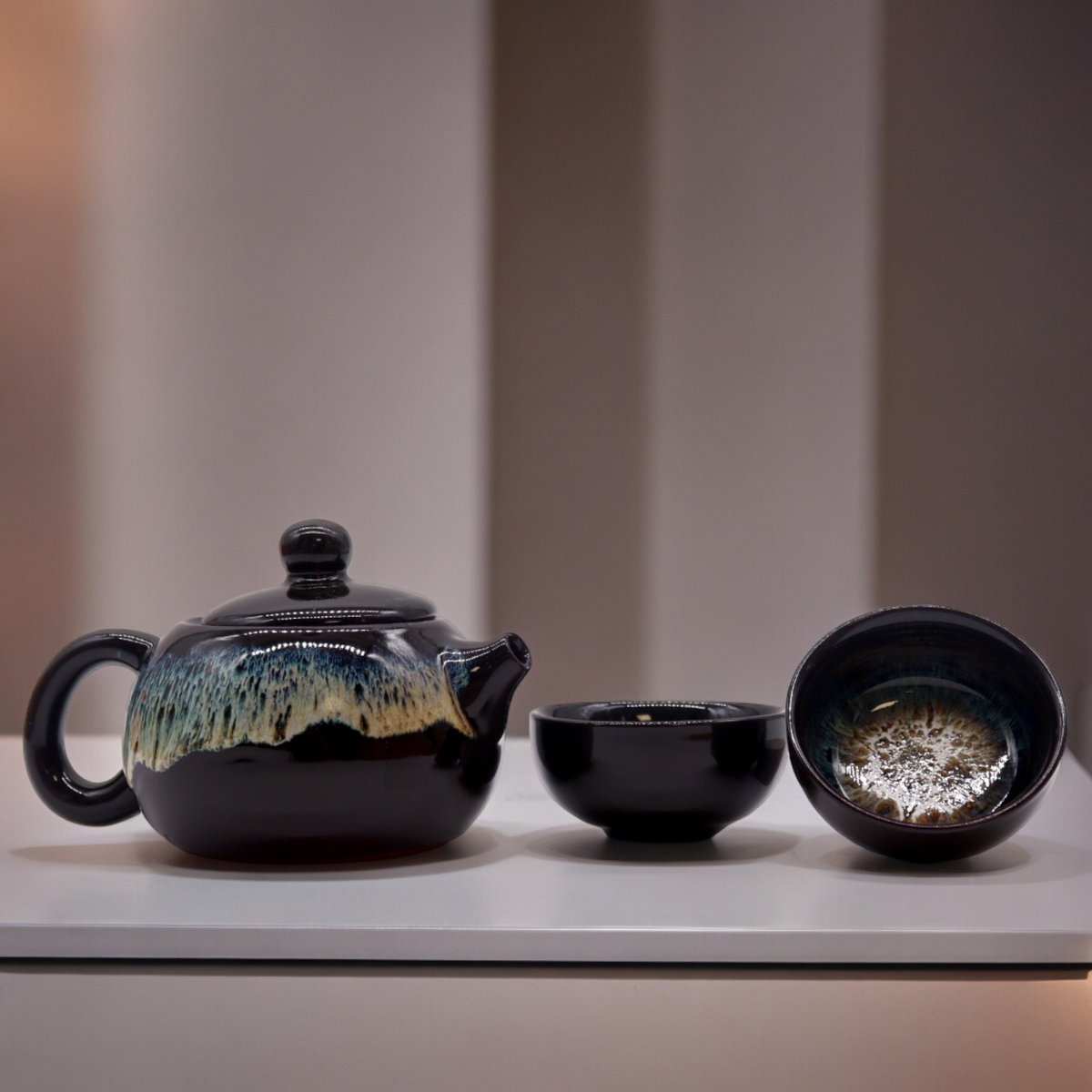 Kruidenzwarte glazuur theepotset - Pot en twee kopjes