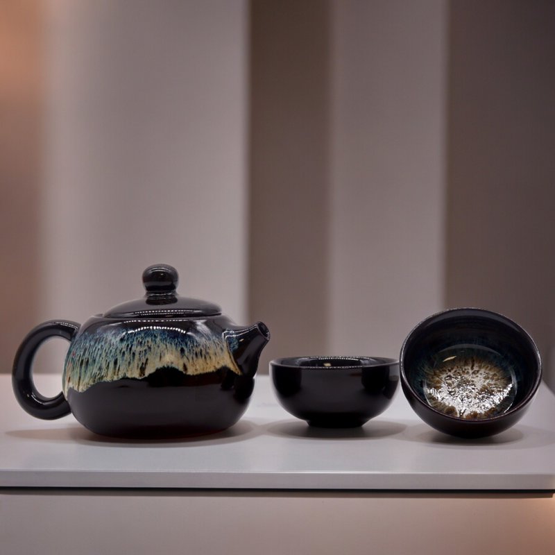 Kruidenzwarte glazuur theepotset - Pot en twee kopjes
