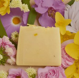 Floral-scented vegan shower butter with a creamy, moisturizing formula for dry skin. Contains natural ingredients like shea butter and essential oils.