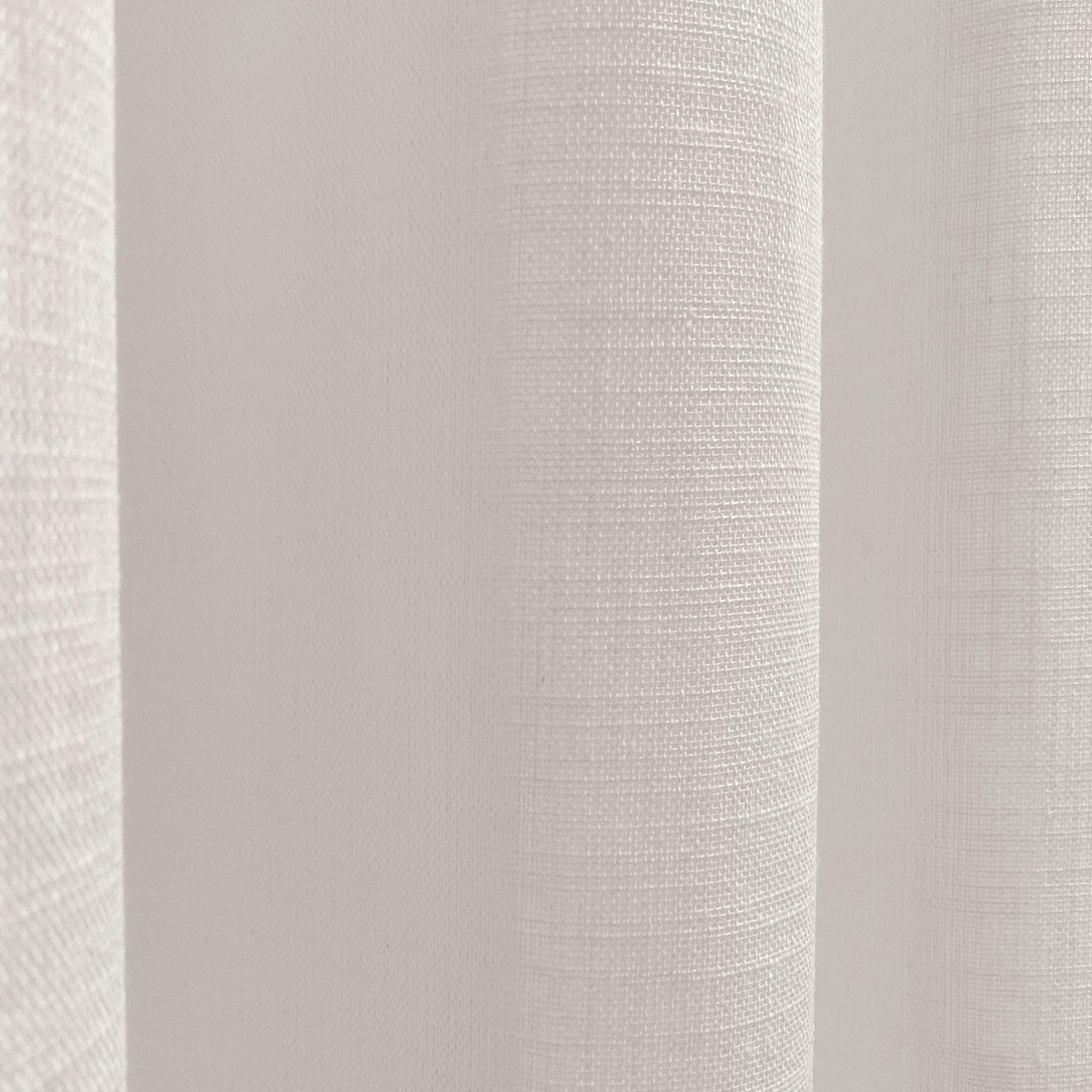 Rideau translucide réalisé à oeillets. Rideaux de qualité fabriqués avec des matériaux recyclés. Couleur naturelle. Rideaux pour salon, chambre et cuisine.