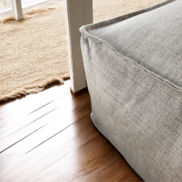 Leinen-Cru-Pouf und Bodensitz