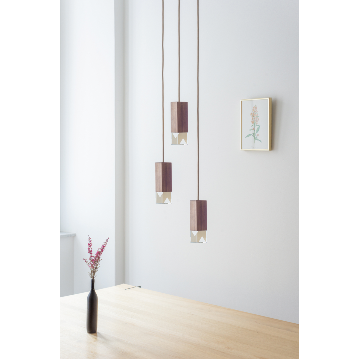 Lampada/Un lampadario in legno Trio