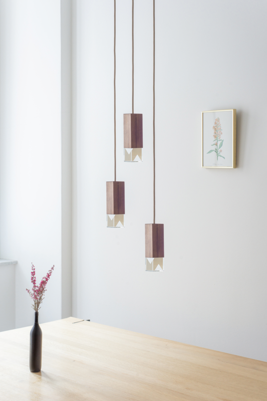 Lampada/Un lampadario in legno Trio