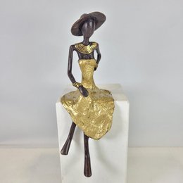 Bronze sculpture "Femme assise avec chapeau" by Soré | different sizes and colors
