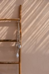 De grote witte kaurischelp ketting