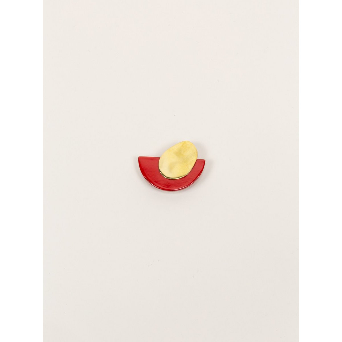 Large brooch in brass and lacquer