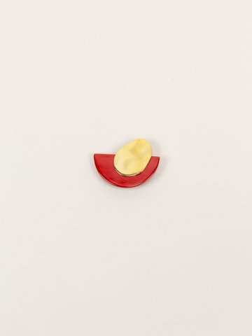 Large brooch in brass and lacquer