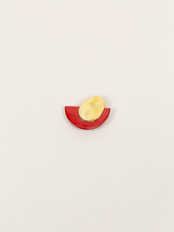 Large brooch in brass and lacquer