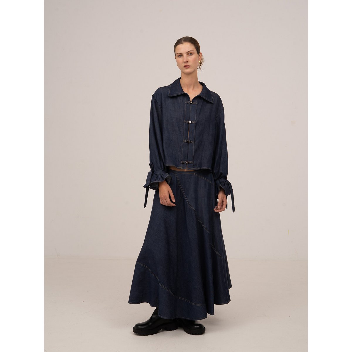 Gonna longuette blu con sovrapposizione di jeans