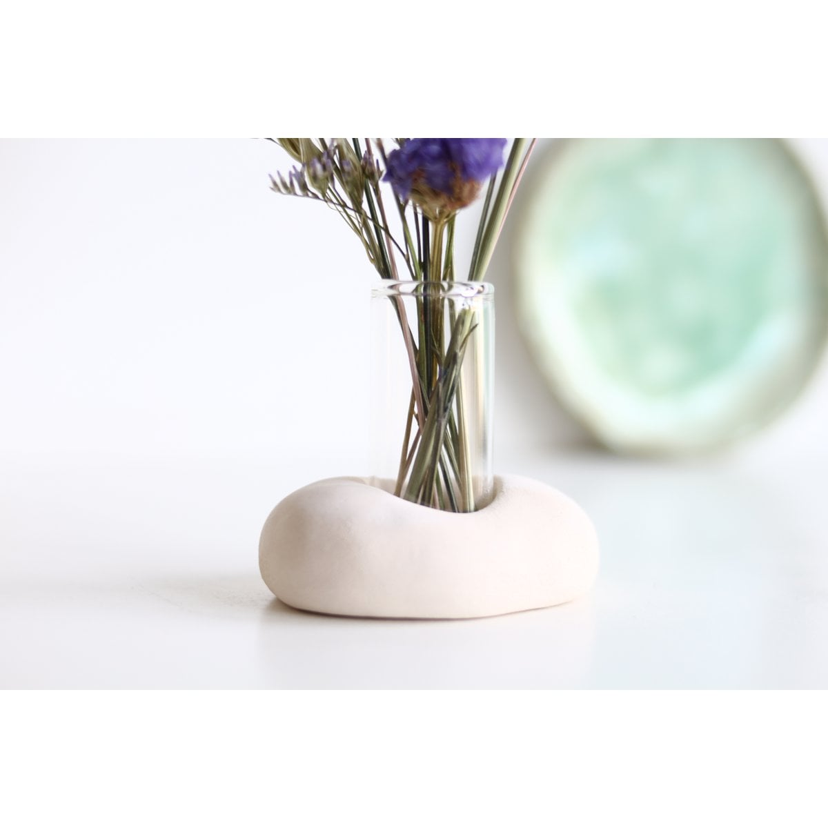 Vaasje van glas met keramiek houder en droogbloemen