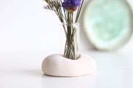 Glasvase mit Keramikhalter und Trockenblumen
