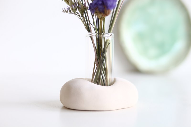 Glasvase mit Keramikhalter und Trockenblumen