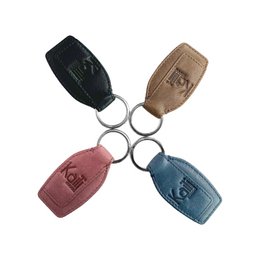 K10753AB | Sleutelhanger van echt volnerf leer, met lichte nerf. Zwarte kleur Ring van gepolijst nikkel. Totale afmetingen: 3,5 x 9 x 0,5 cm. Verpakking: stijve bodem/deksel geschenkdoos