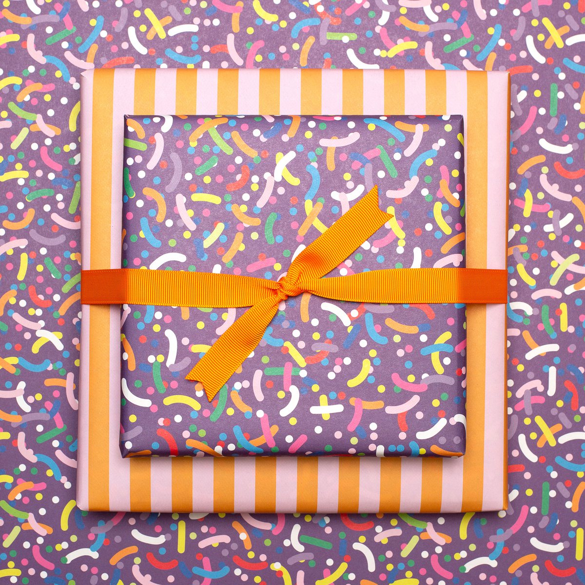 Lila Geschenkpapier Bunte Streusel - Kinder Geschenke verpacken mit Regenbogen Konfetti Papier für Geburtstagsparty und Einschulungs Geschenk, Geschenkpapier Streifen Pink Orange