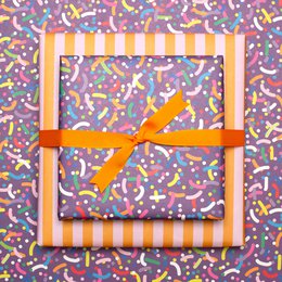 Lila Geschenkpapier Bunte Streusel - Kinder Geschenke verpacken mit Regenbogen Konfetti Papier für Geburtstagsparty und Einschulungs Geschenk, Geschenkpapier Streifen Pink Orange