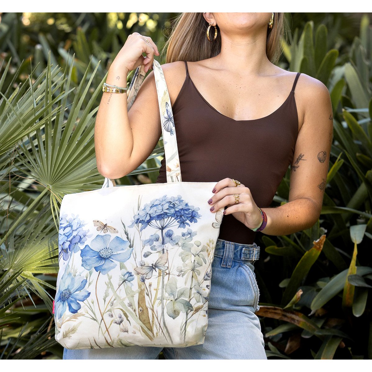 Canvas tas met bloemmotief. Maat: 39 x 36 x 8,5