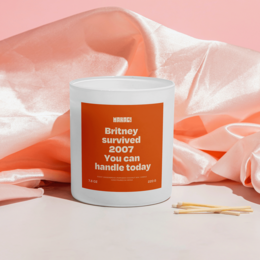 Kaars met de tekst Britney heeft 2007 overleefd, je kunt er vandaag mee omgaan