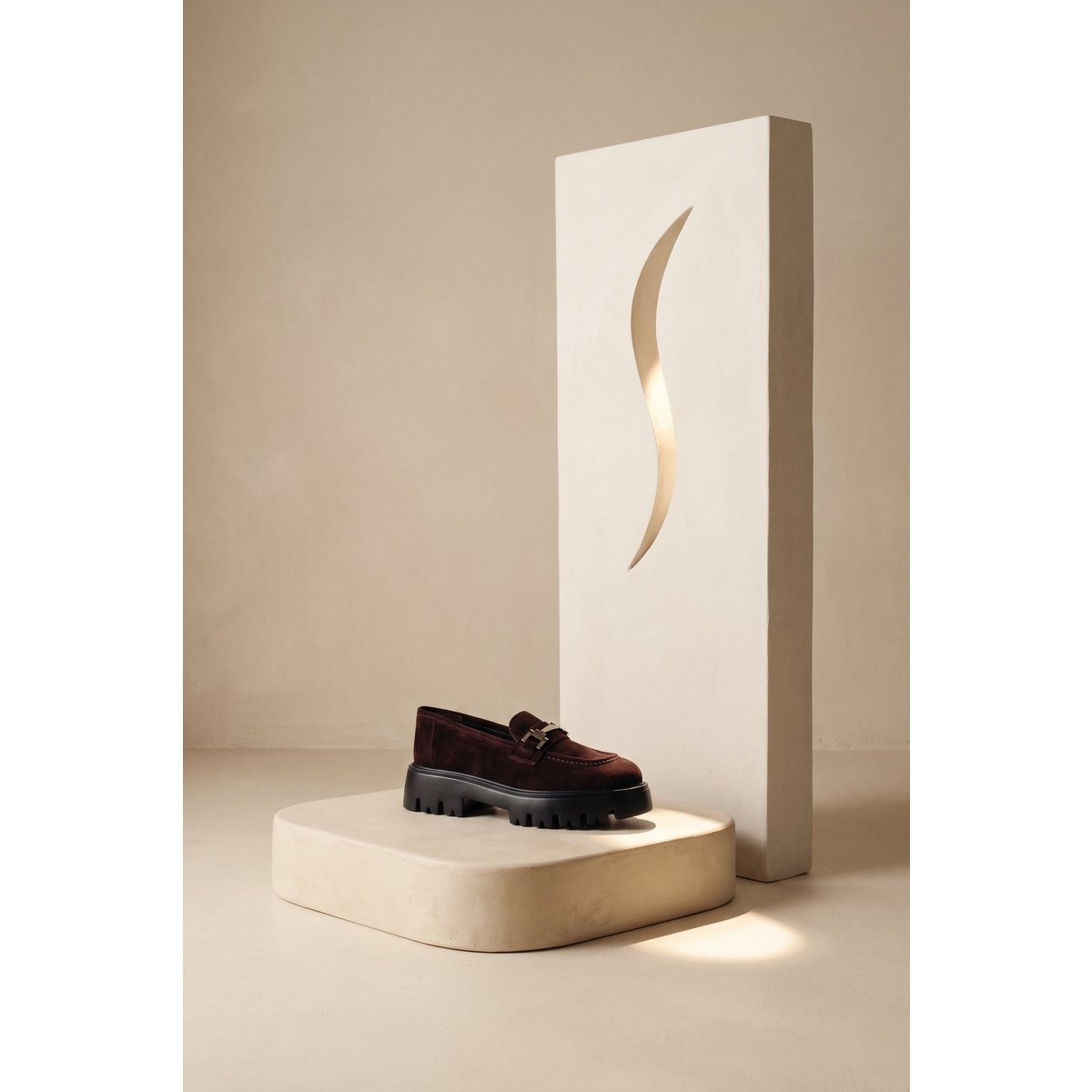 AINOHA CHOCOLATE – Wildleder-Loafer mit Horsebit und extraleichter Sohle