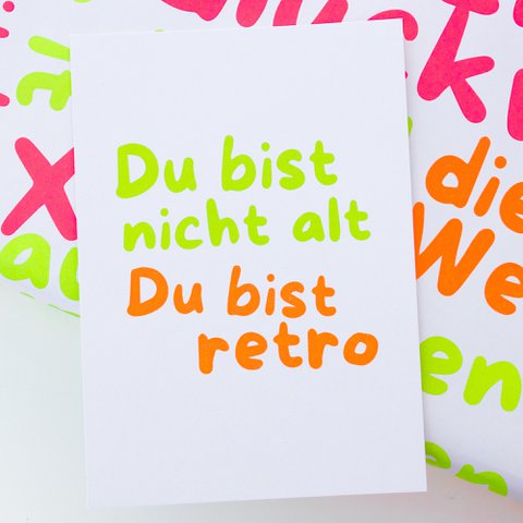 Moderne neon wenskaart “Je bent niet oud, je bent retro” ansichtkaart gemaakt van gerecycled papier | DIN A6 briefpapier