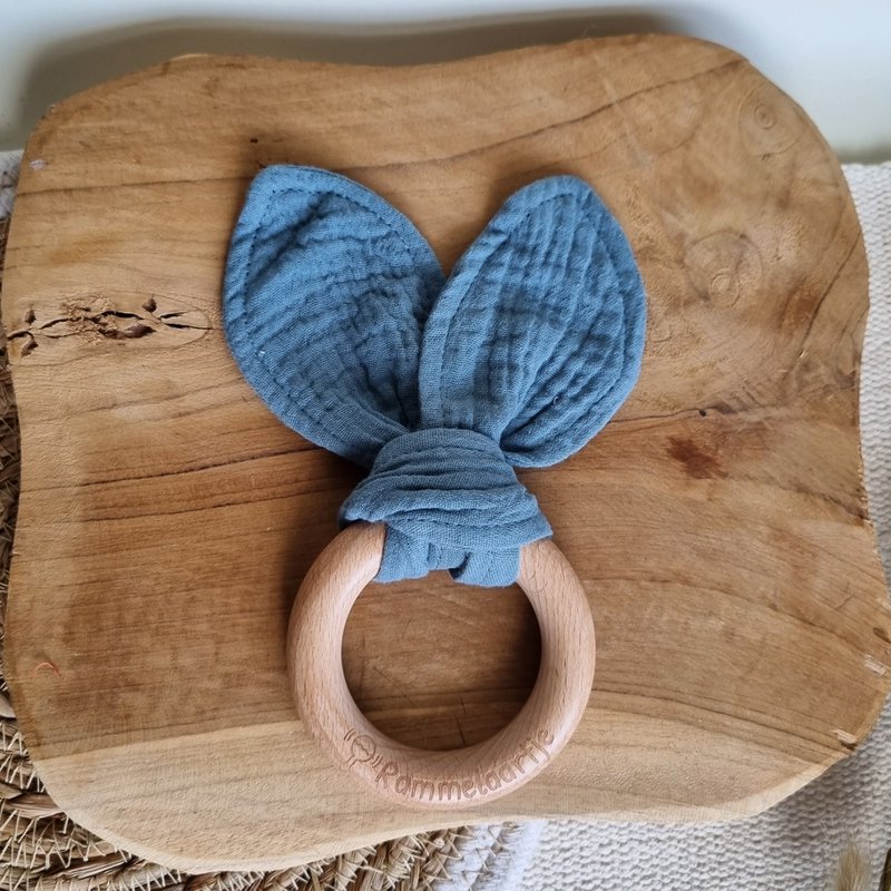 Beißring aus Holz mit weichen Hasenohren 15 cm - Puderblau