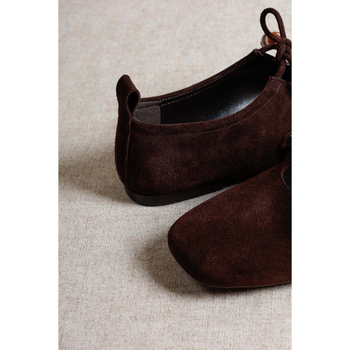 KATY BEADS CHOCOLATE – Schnürhalbschuhe aus Wildleder mit Harzdetail