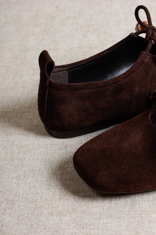 KATY BEADS CHOCOLATE – Schnürhalbschuhe aus Wildleder mit Harzdetail