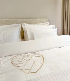 Bianchetto da letto sateeno con ricamo "Vilnius Heart" bianco ottico