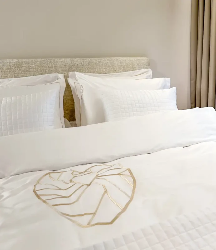 Bianchetto da letto sateeno con ricamo "Vilnius Heart" bianco ottico