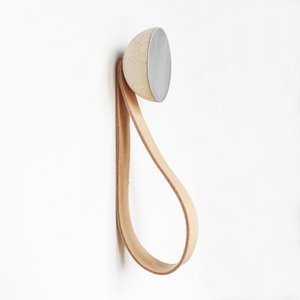 Ronde Beukenhout & Aluminium Muurhaak / Hanger met Leren Lus