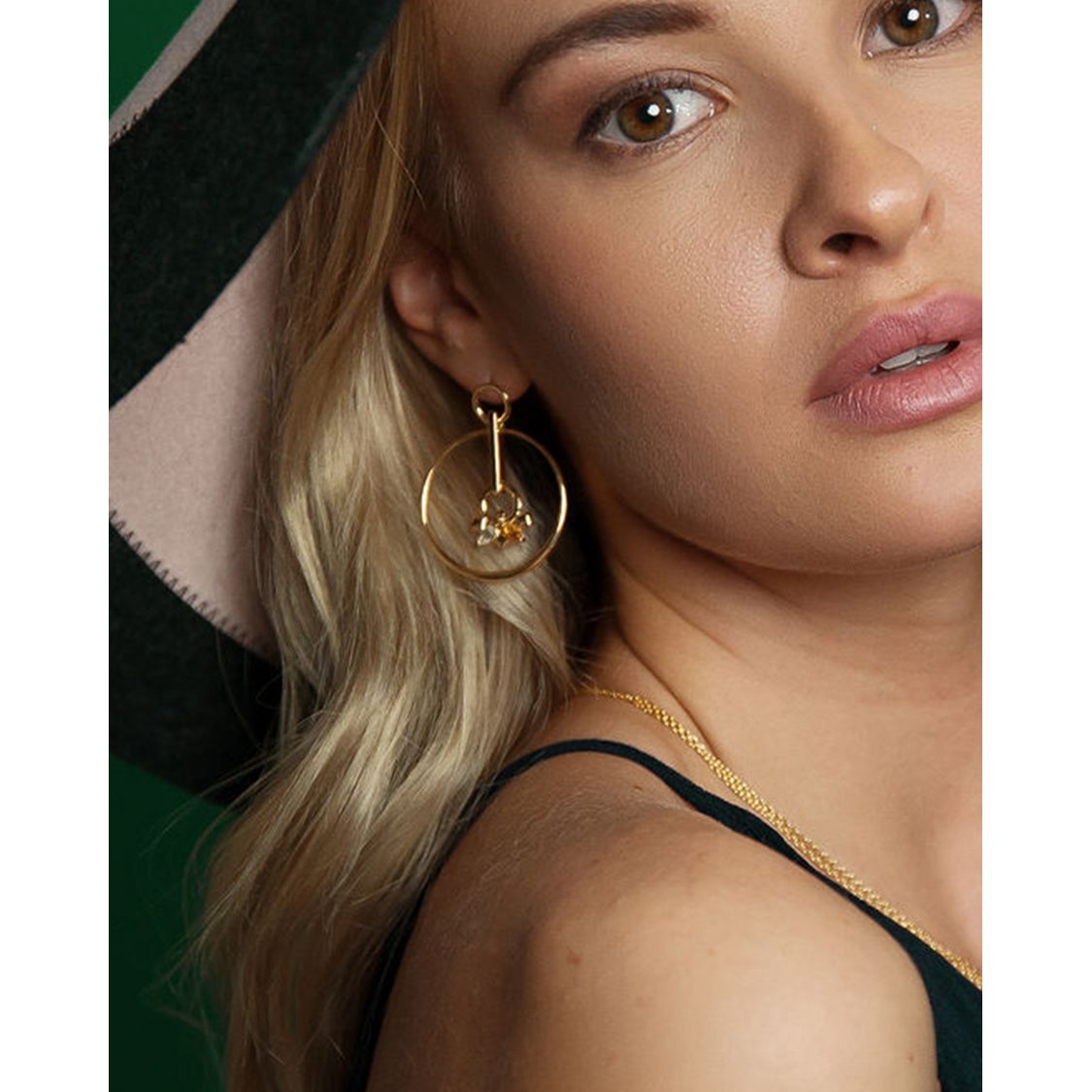 Daring Infinite Earrings Gold