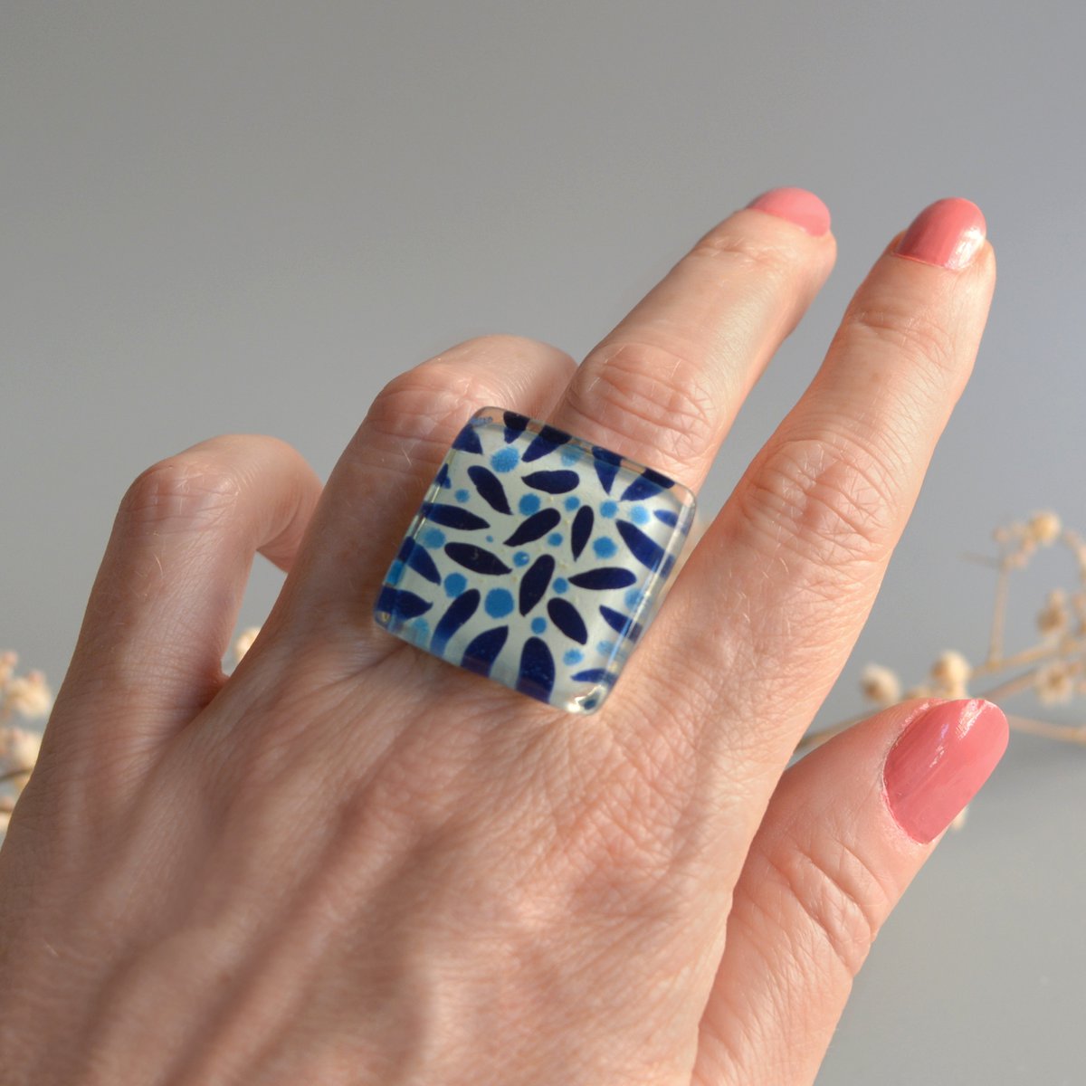 Oversized ring med mørkeblå blade og cerulean blå bær, Justerbar størrelse