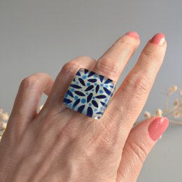 Oversized ring med mørkeblå blade og cerulean blå bær, Justerbar størrelse
