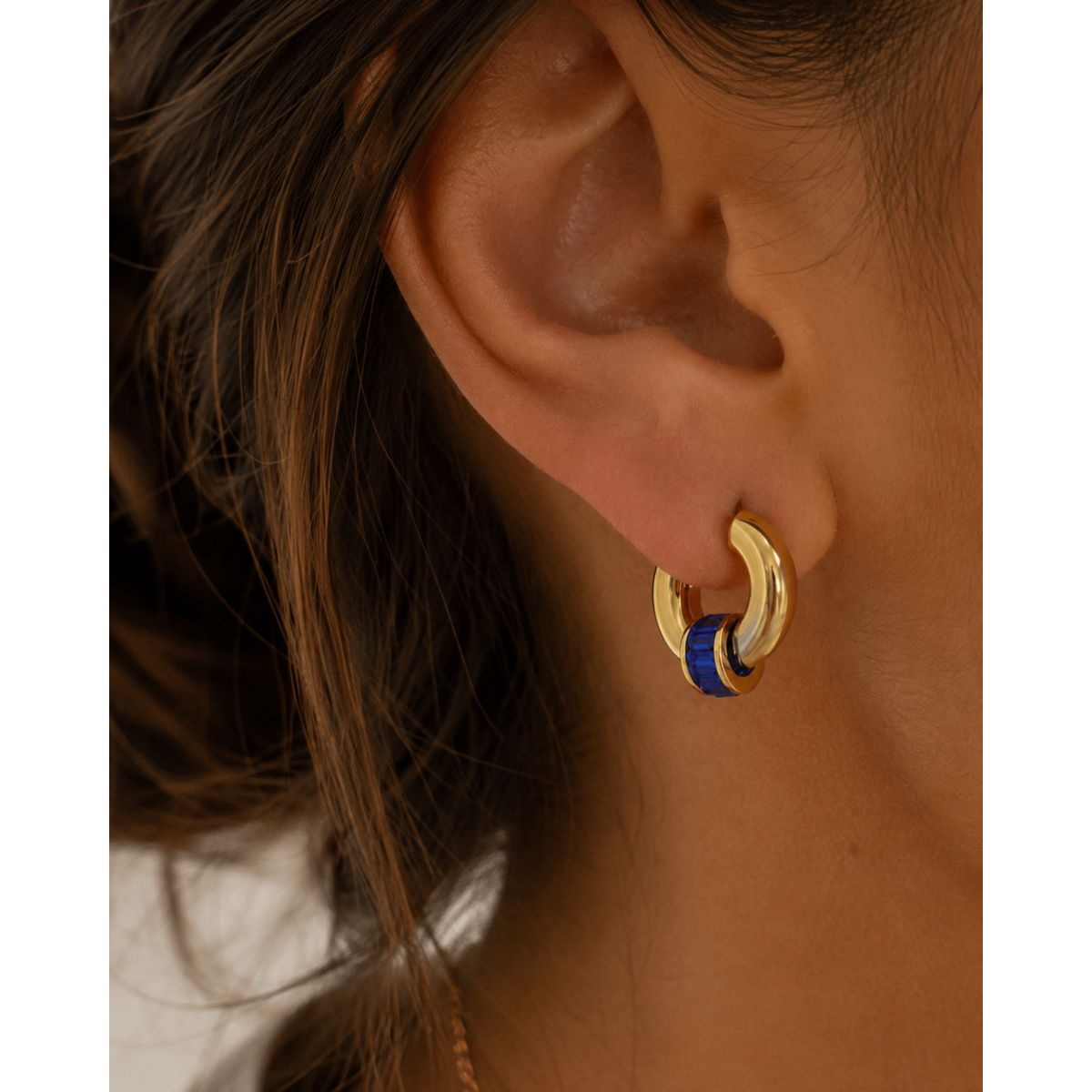 LUNA BOLT HOOPS – Zaokrąglone obręcze ze złotą cyrkonią