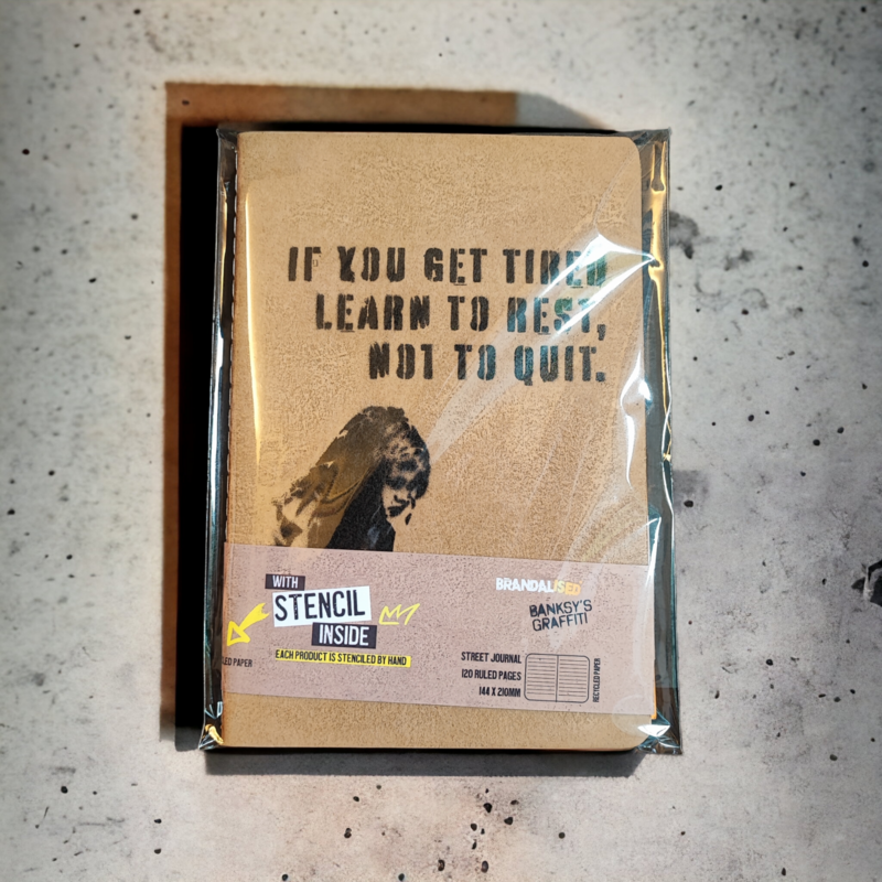 Banksy A5 Street Journal + Stencil - Impara a riposare