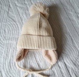 Cappello invernale da bambino con paraorecchie e pompon - Beige