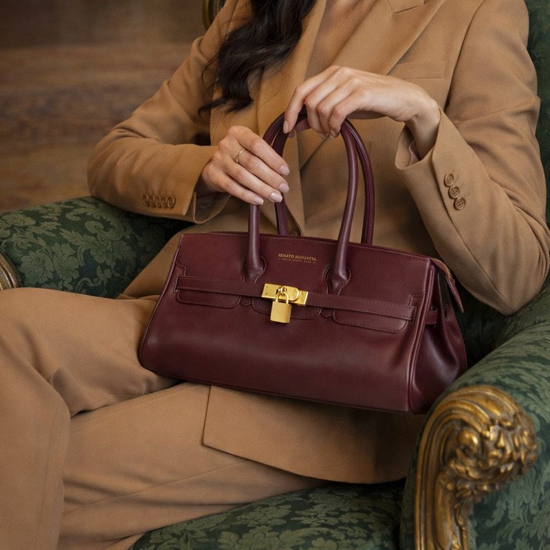 RB1033X | Borsa a Spalla Donna ARIANNA in Vera Pelle Morbida Sauvage Made in Italy. Accessori in metallo Oro Opaco. Colore Bordeaux. Dimensioni: cm 34 x 15 x 16 + 20 (Luce manici)