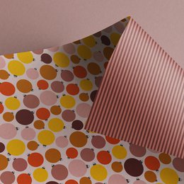 Weihnachtsgeschenkpapier mit Christbaumkugeln, edle Geschenkverpackung mit Weihnachtskugeln aus nachhaltigem Geschenkpapier Weihnachten