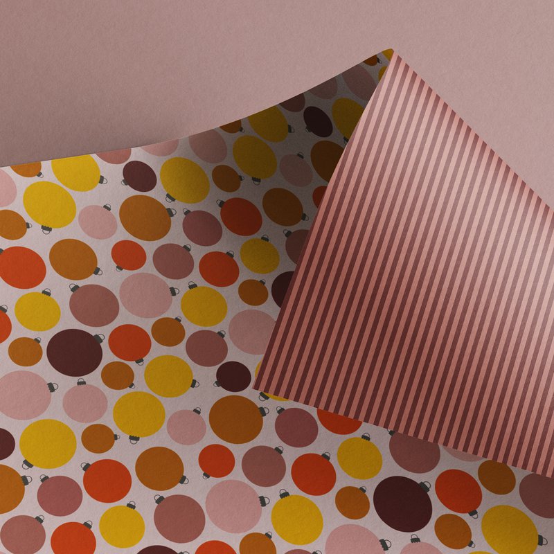 Weihnachtsgeschenkpapier mit Christbaumkugeln, edle Geschenkverpackung mit Weihnachtskugeln aus nachhaltigem Geschenkpapier Weihnachten