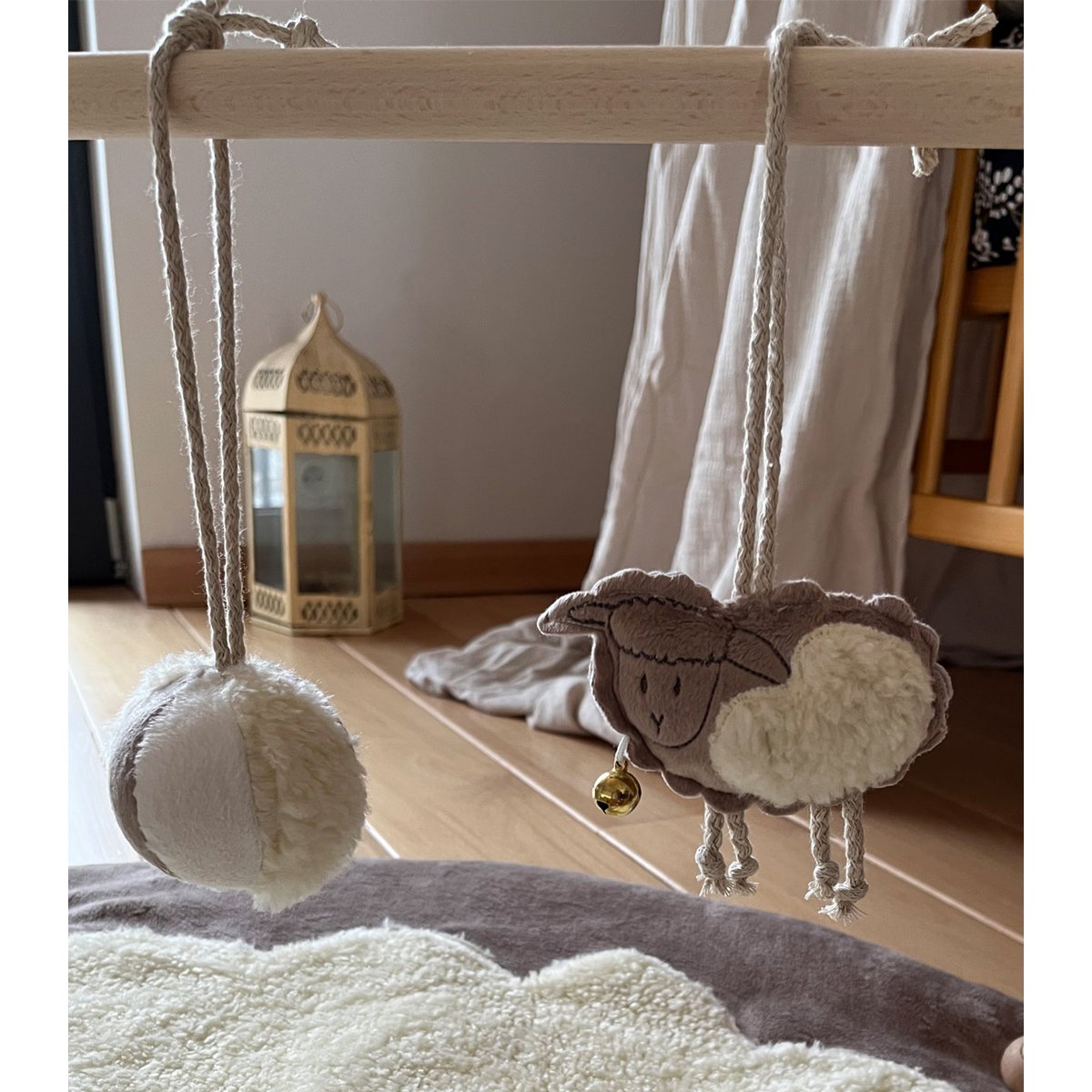 Schaap - houten educatieve babygymstandaard + interactieve mat