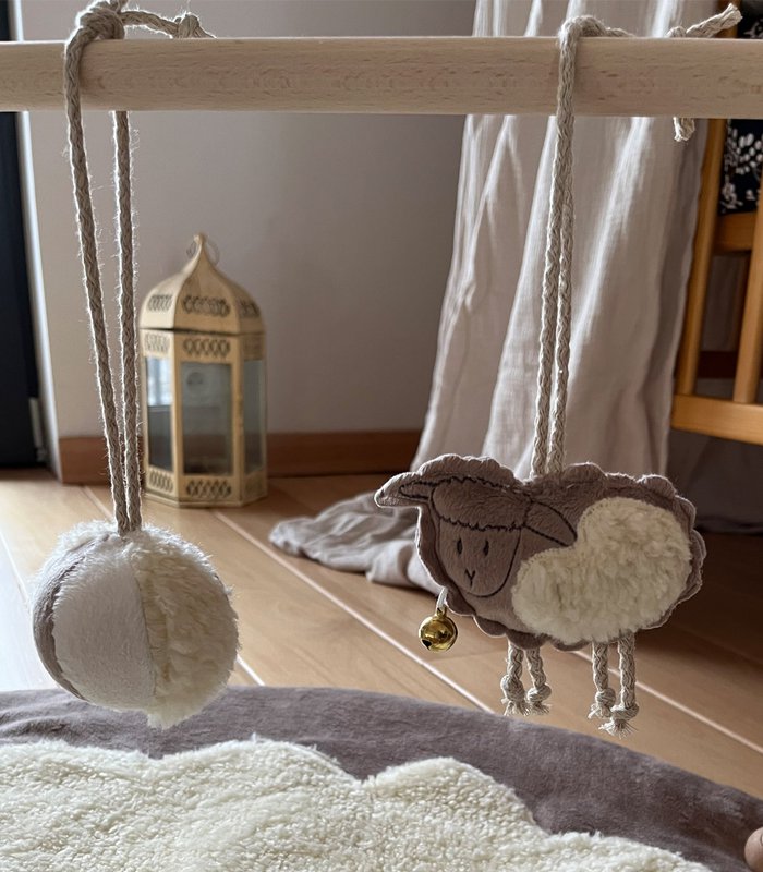 Får - pædagogisk babygym stativ i træ + interaktiv måtte