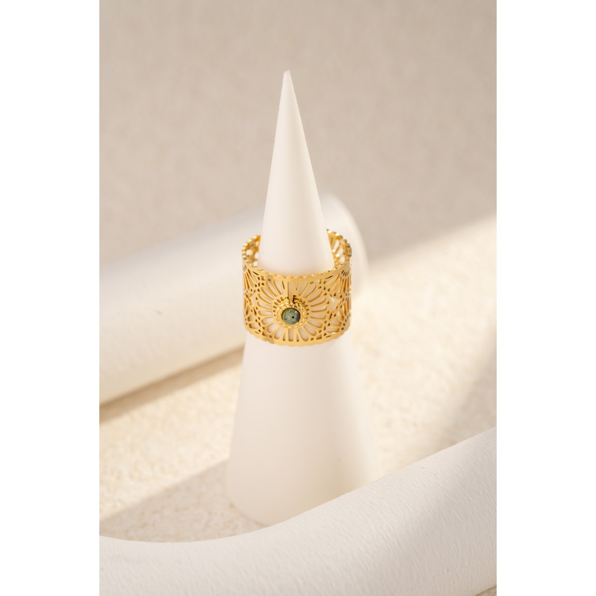 Bague dorée ajourée ornée de pierre naturelle ajustable