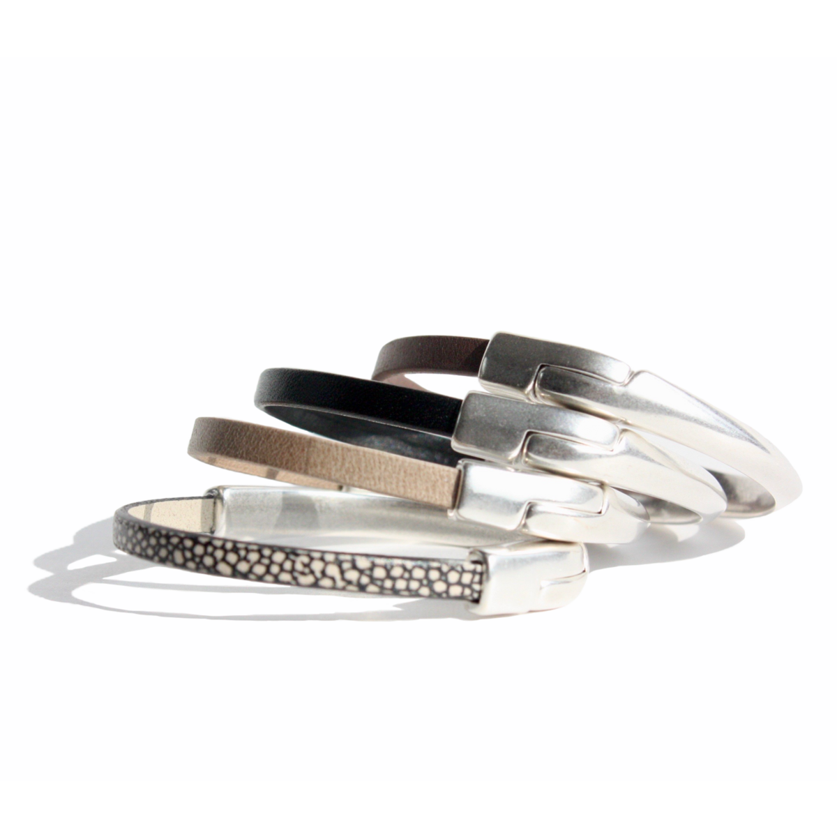 AMACAYACÚ (zilver) leren armband met magnetische sluiting